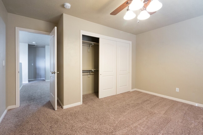 Building Photo - Beautiful St. George Home - Community Pool...