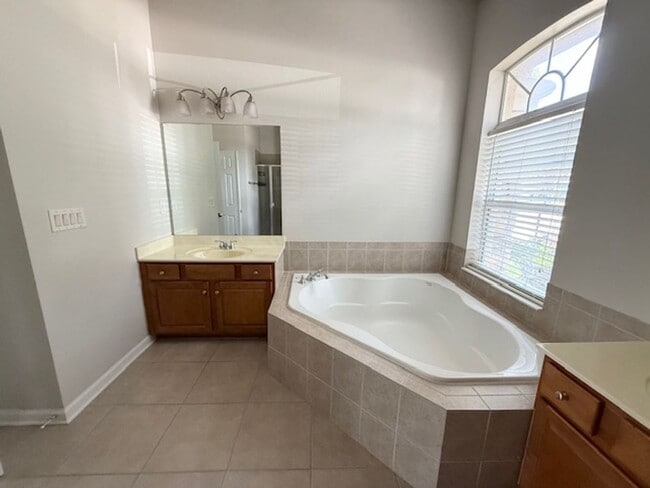 Building Photo - Spacious and well-appointed 4-bedroom, 3.5...