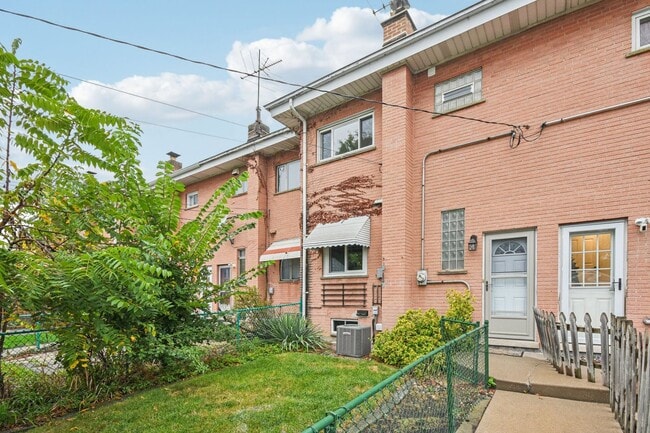 Building Photo - 470 E Vallette St