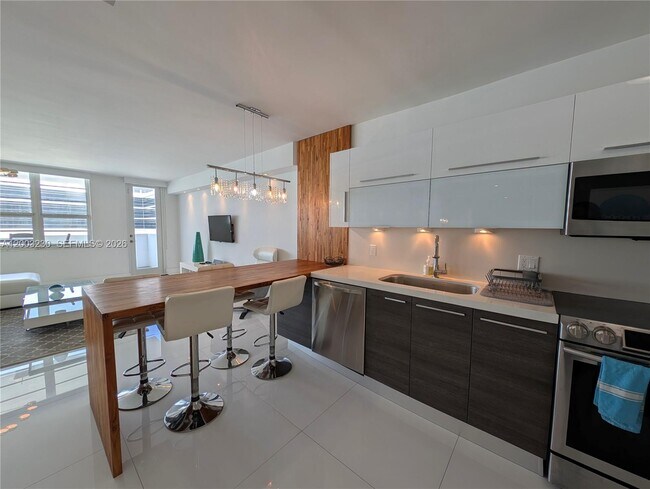 Building Photo - 100 Lincoln Rd