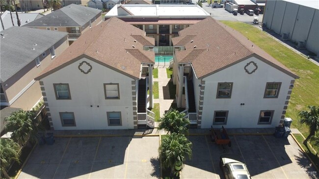 Primary Photo - 16 W Bahama St