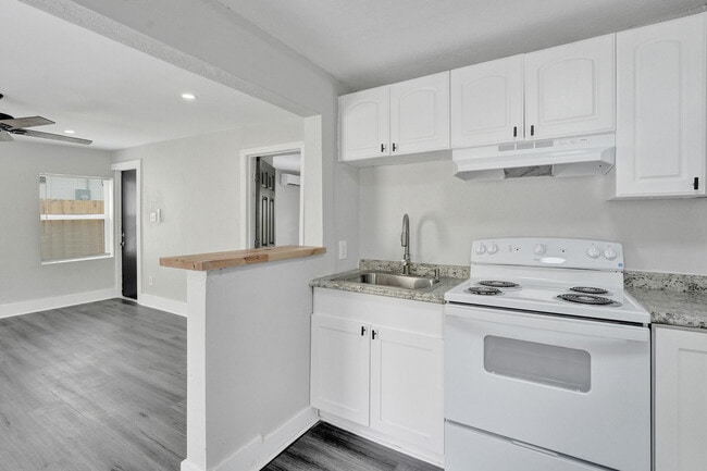 Building Photo - 234 NE 14th Ave