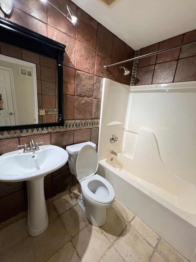 Building Photo - 3 Bedroom 2 Bath Home In the Francis Howel...