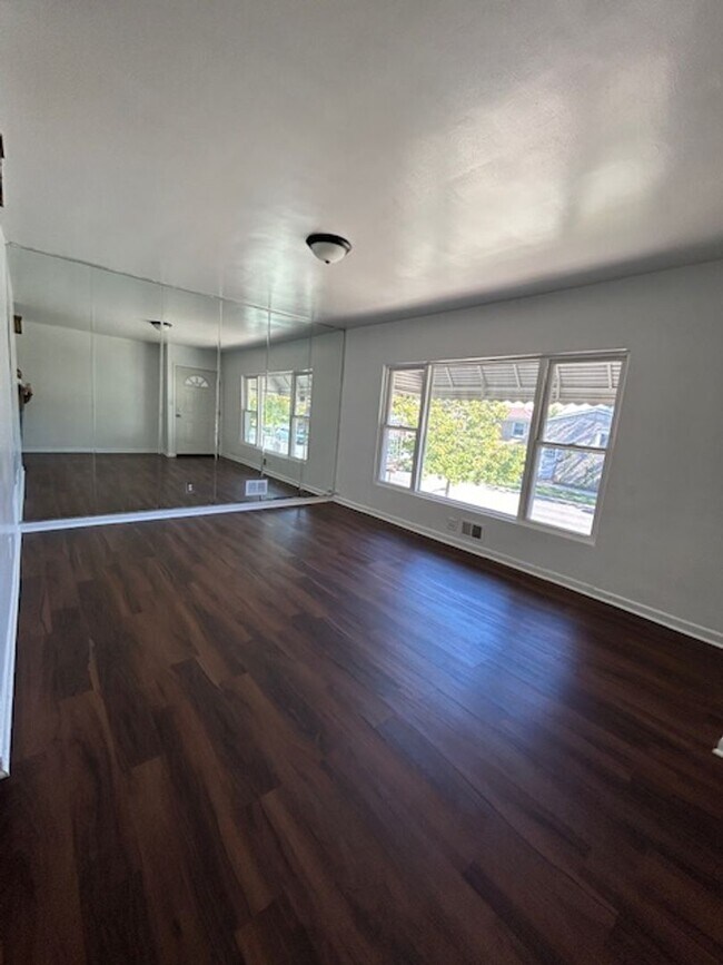 Building Photo - 912