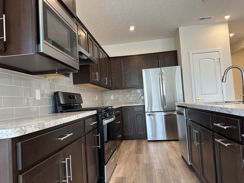 Building Photo - 1242 Fairstone Dr