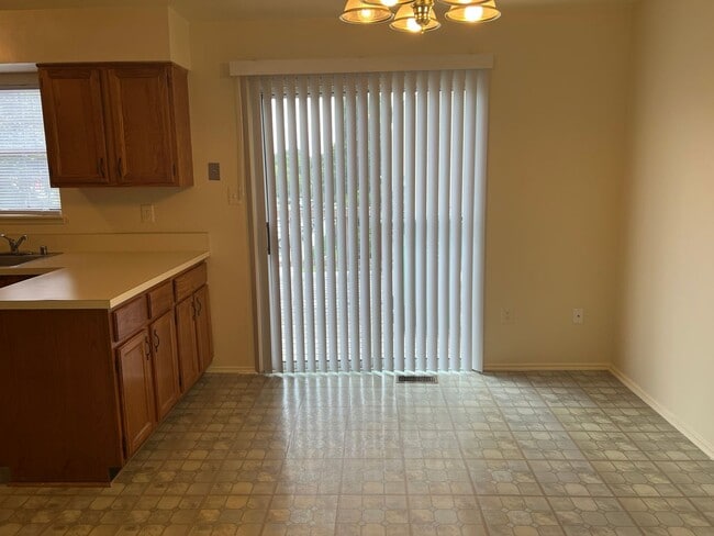 Building Photo - Spacious Townhome Close To EVERYTHING