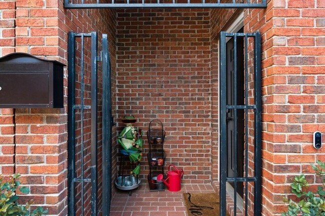 Building Photo - 230 Bradberry St SW