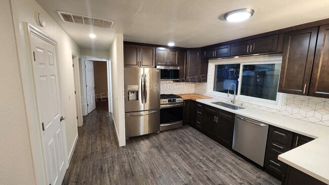 Building Photo - Remodeled 3 bedroom Ranch Style Milwaukie Home With SS Appliances, Fenced Backyard, Washer/Dryer ...