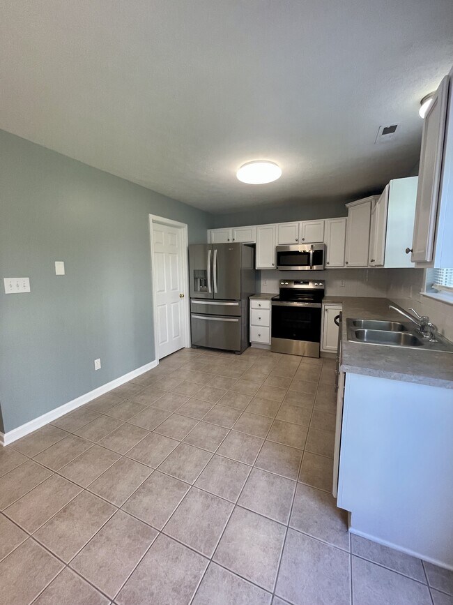 Building Photo - 1031 Middle View Dr