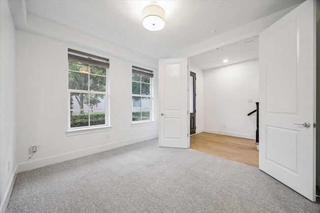 Building Photo - 823 Paige St