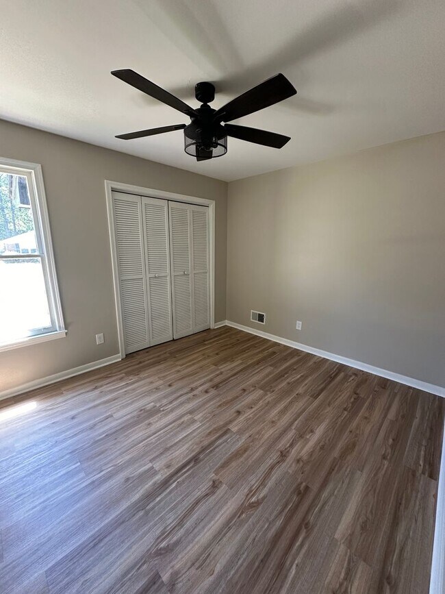 Building Photo - Newly Remodeled Home in Southeast Columbia