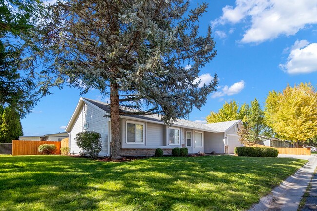 Building Photo - Lovely 3 Bedroom 2 Bath, 1350 Square Foot ...