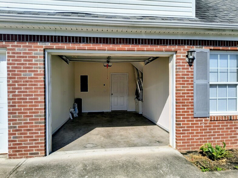 garage - 828 Melanie Ln