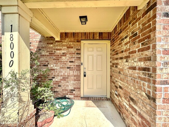 Building Photo - Gorgeous 3 Bed 2.5 Bath Single Family Home