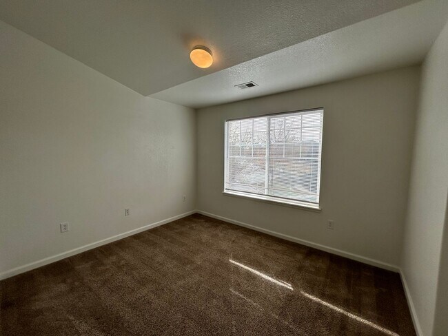 Building Photo - 4645 Hahns Peak Dr