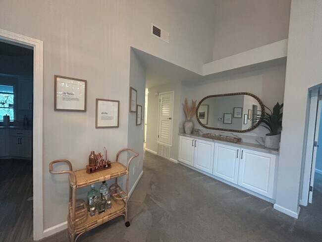 Building Photo - 2 Bed 2.5 bath townhome located on the golf course!