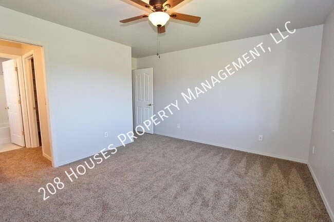 Building Photo - Clean & Move-In Ready Home!