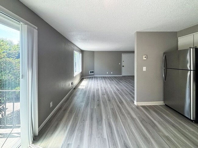 Building Photo - 1111 W 6th Ave