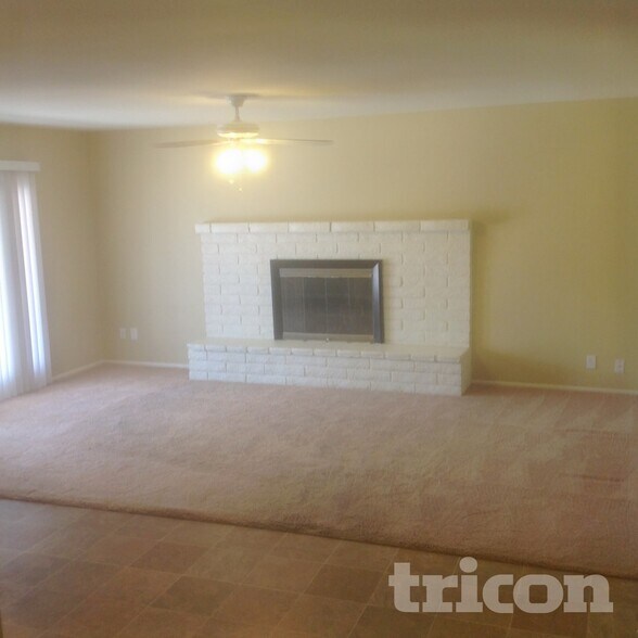 Building Photo - 3849 W Poinsettia Dr