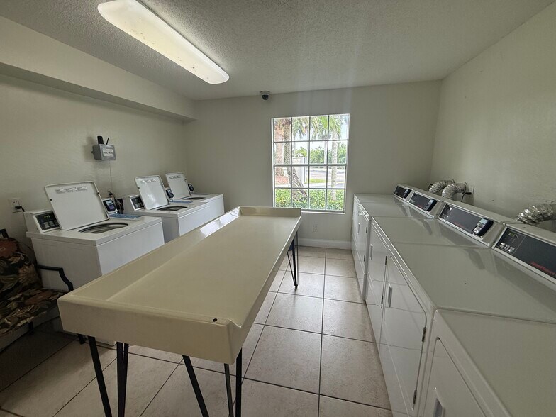 Building Photo - 1801 Island Club Dr