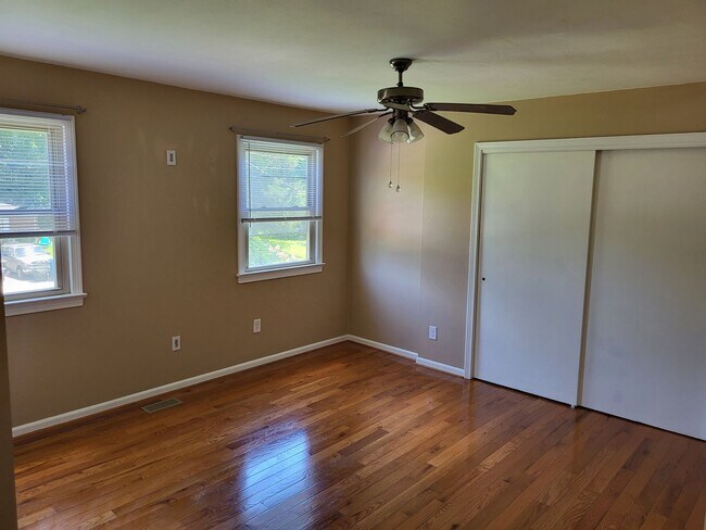 Building Photo - Downs1345-1347