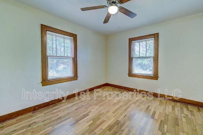 Building Photo - 4226 NE Antioch Rd