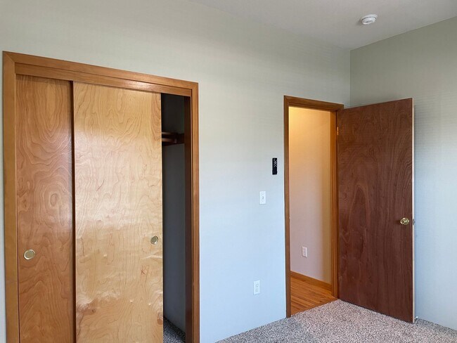 Building Photo - 830 Isherwood Dr