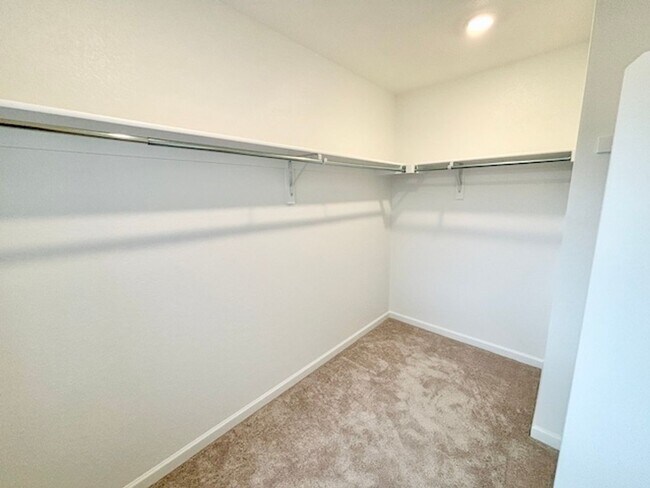 Building Photo - December FREE If Lease Starts By Nov. 15!!