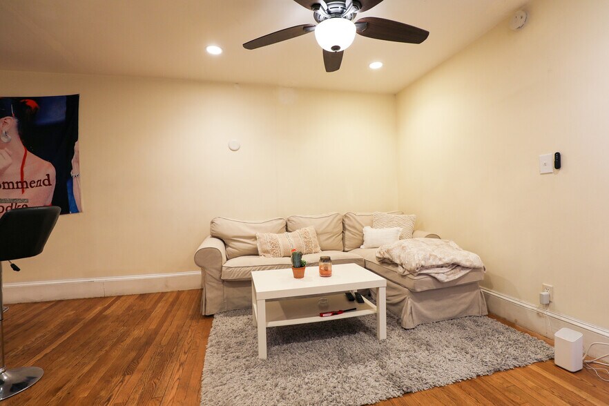 Building Photo - 328 Saint Paul St