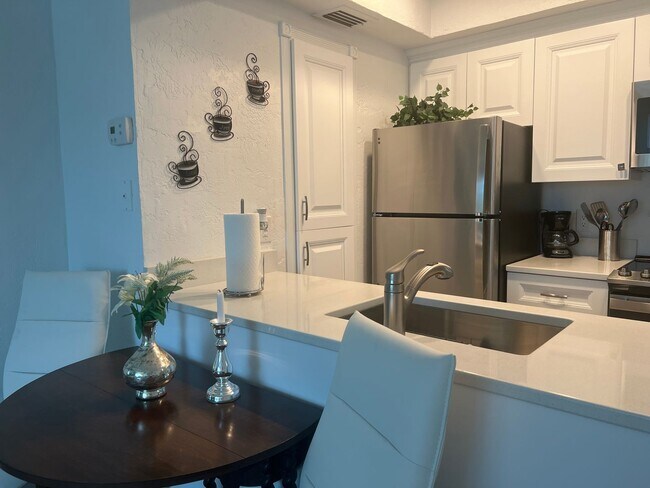 Building Photo - NEW PRICE on Adorable 1BR/1BA Condo in Downtown Venice