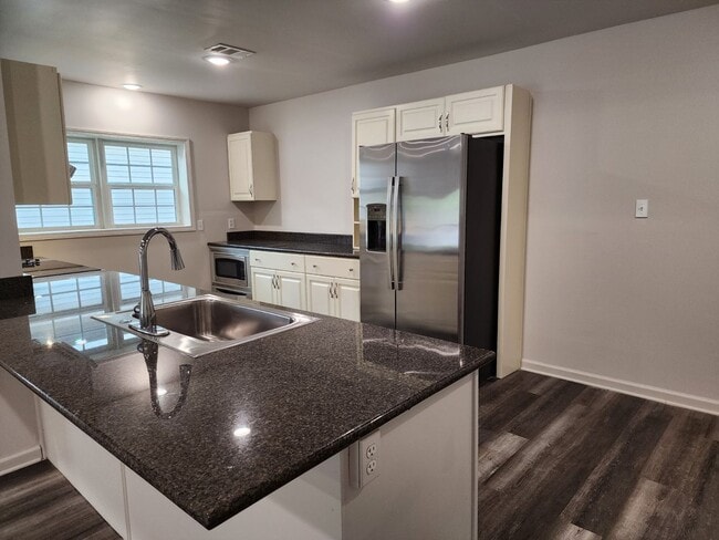 Building Photo - 4 Bed / 3 bath Downtown Jonesboro