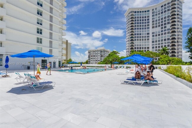Building Photo - 5601 Collins Ave