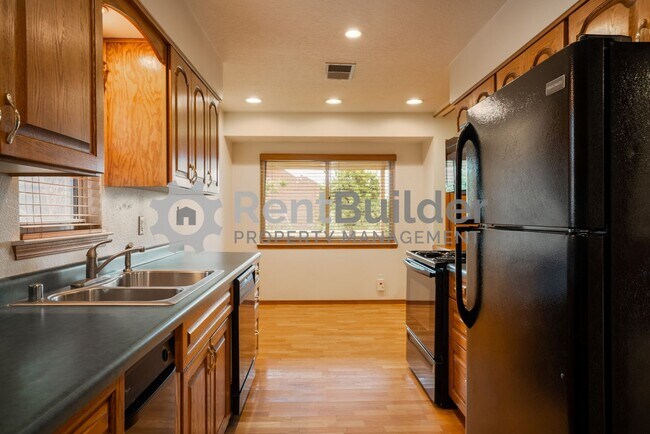 Building Photo - FANTASTIC HOUSE TO CALL HOME!