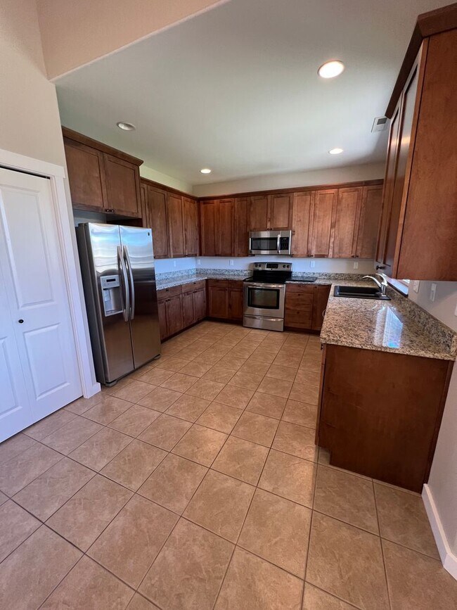 Building Photo - Modern 3 Bedroom Home