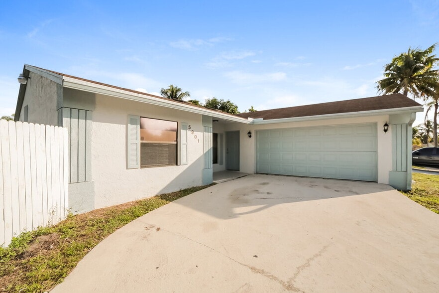 Building Photo - 5901 Lincoln Cir W