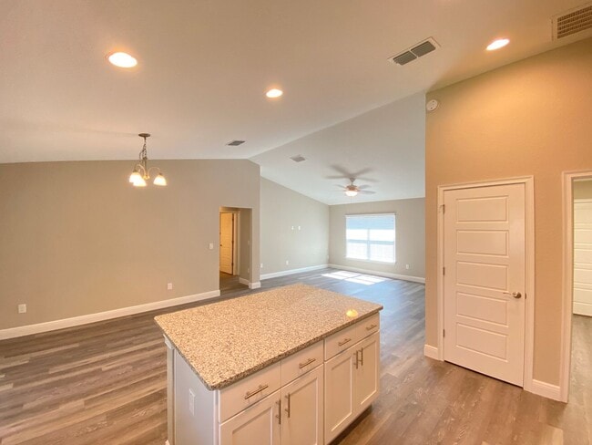 Building Photo - Custom Home - Desirable SE Ocala Neighborhood 3/2/2 **Won't Last**