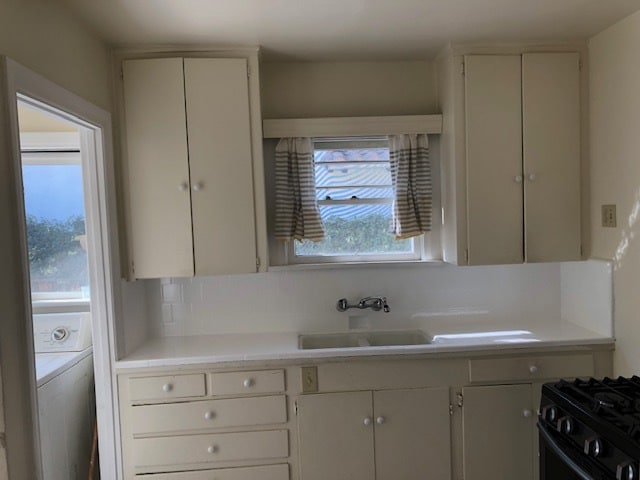 Kitchen with new tile glazing. - 10516 Blythe Ave