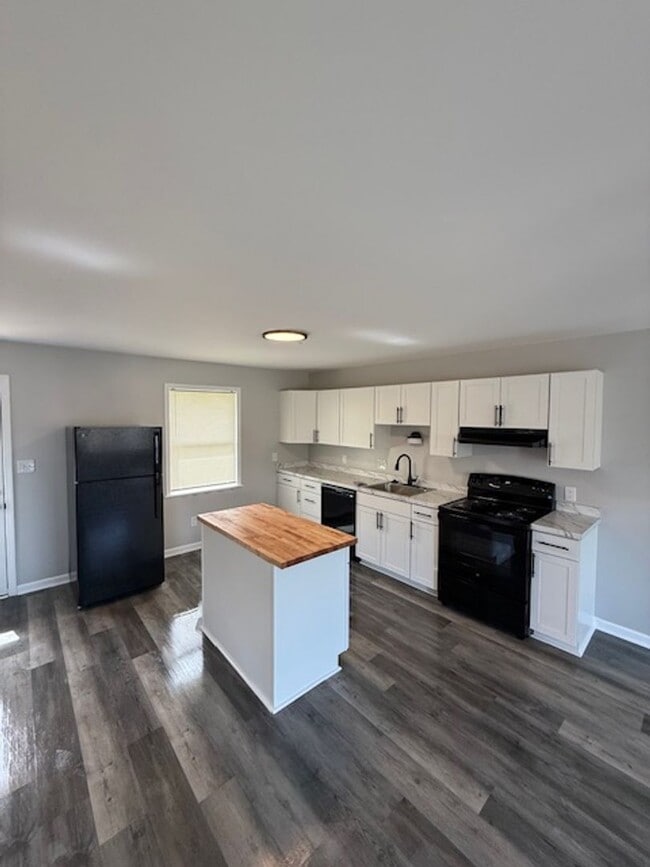 Building Photo - *JULY SPECIAL* Reduced Rent! Fully Renovat...