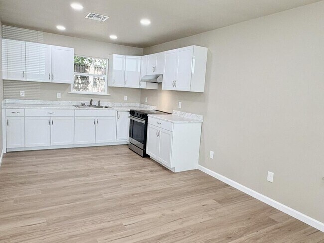 Building Photo - 20 Sarasue Ln
