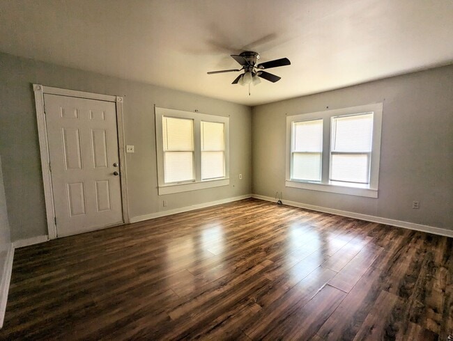 Building Photo - Available Now! Cute 2 Bedroom on Hazel!