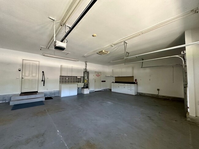 Building Photo - Beautiful well maintained home! Excellent ...