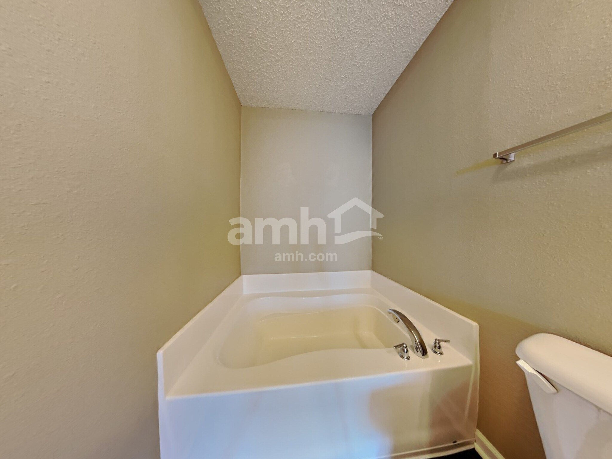 Building Photo - 5833 Cabot Dr