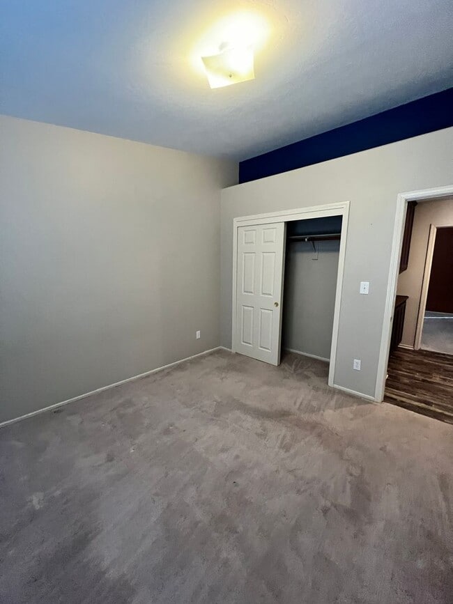 Building Photo - 412 Apple Way