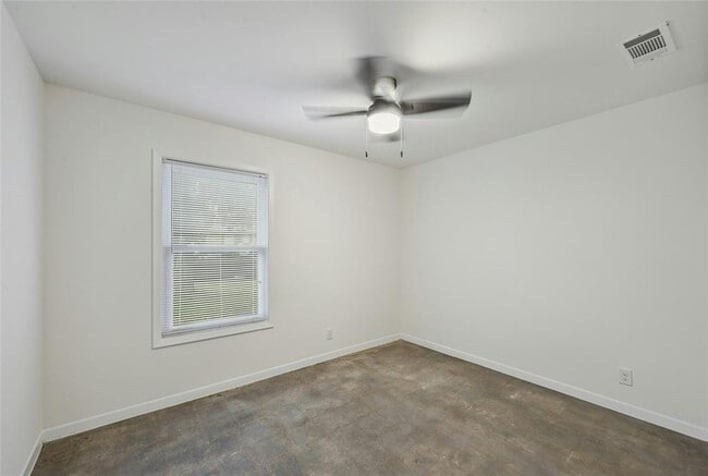 Building Photo - 1500 Fairfield Dr