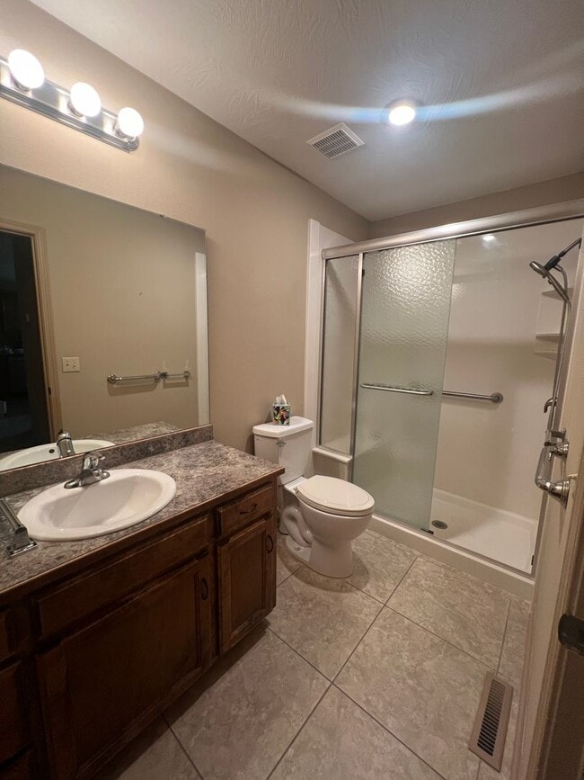 Building Photo - 2 bedroom/2 bath townhouse with 2 car garage