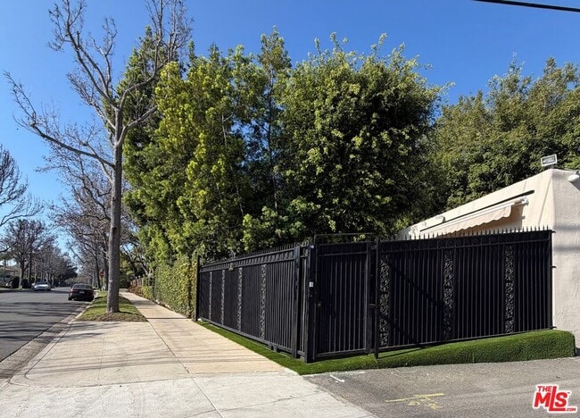 Building Photo - 602 N Maple Dr