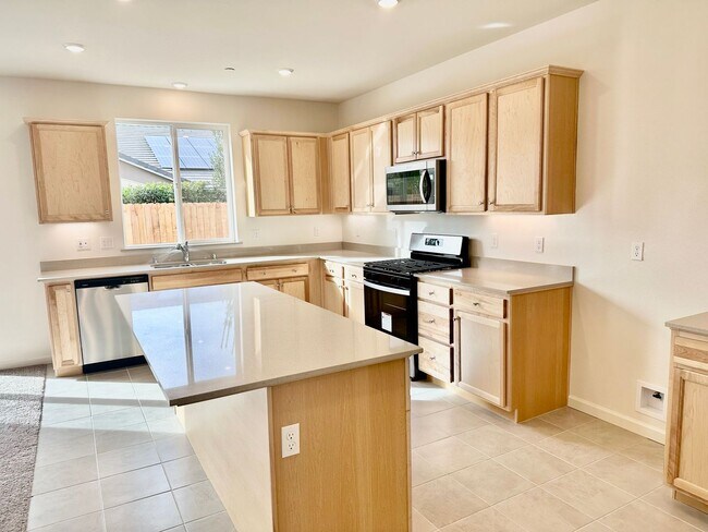 Building Photo - Lovely 4/2 Near Clovis East