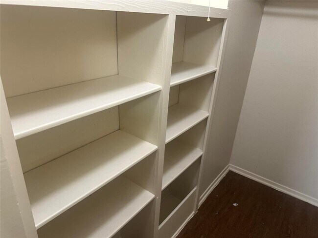 Building Photo - 6907 Woodhue Dr