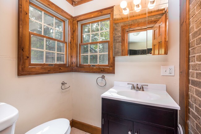 Building Photo - 606 Valley Ave NW