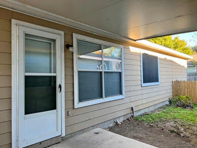 Building Photo - 1524 Well St